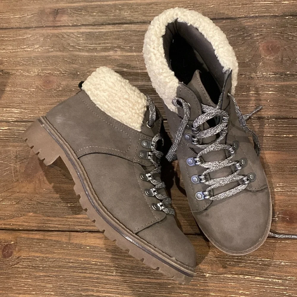 Time and Tru Memory Foam Boots w/ Fur Collar Size 7.5
